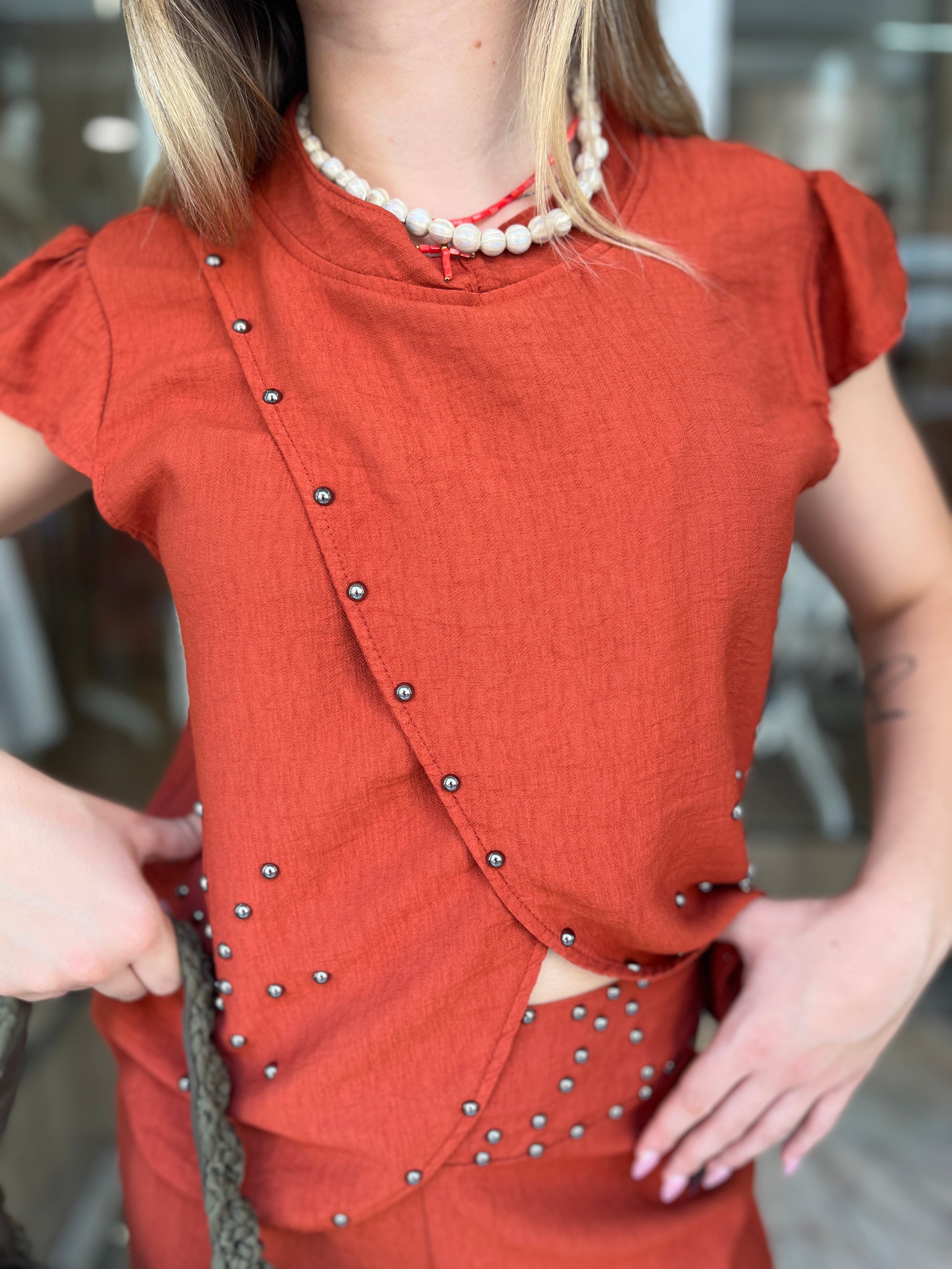 Blusa tachuelas