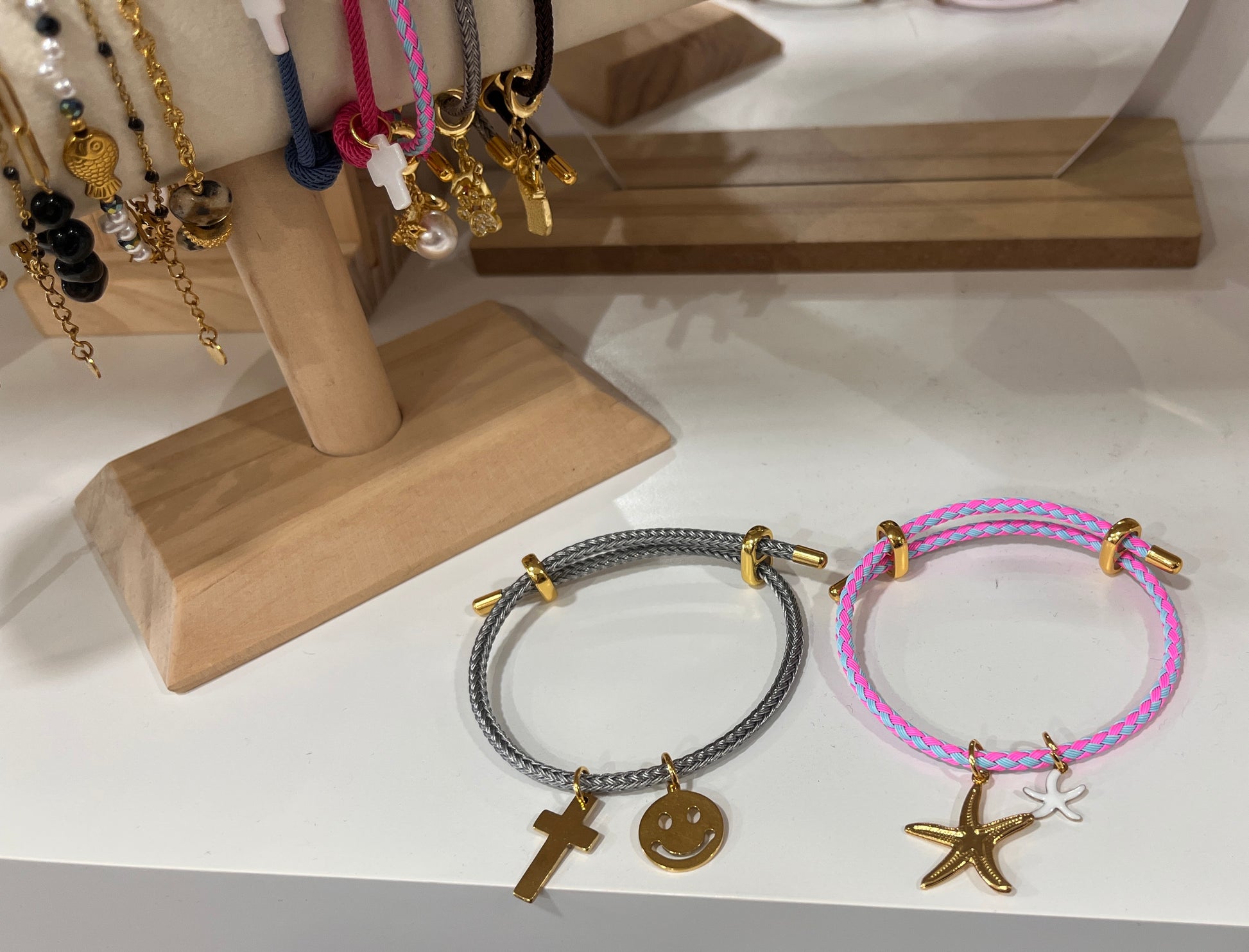 Pulsera con charms simple
