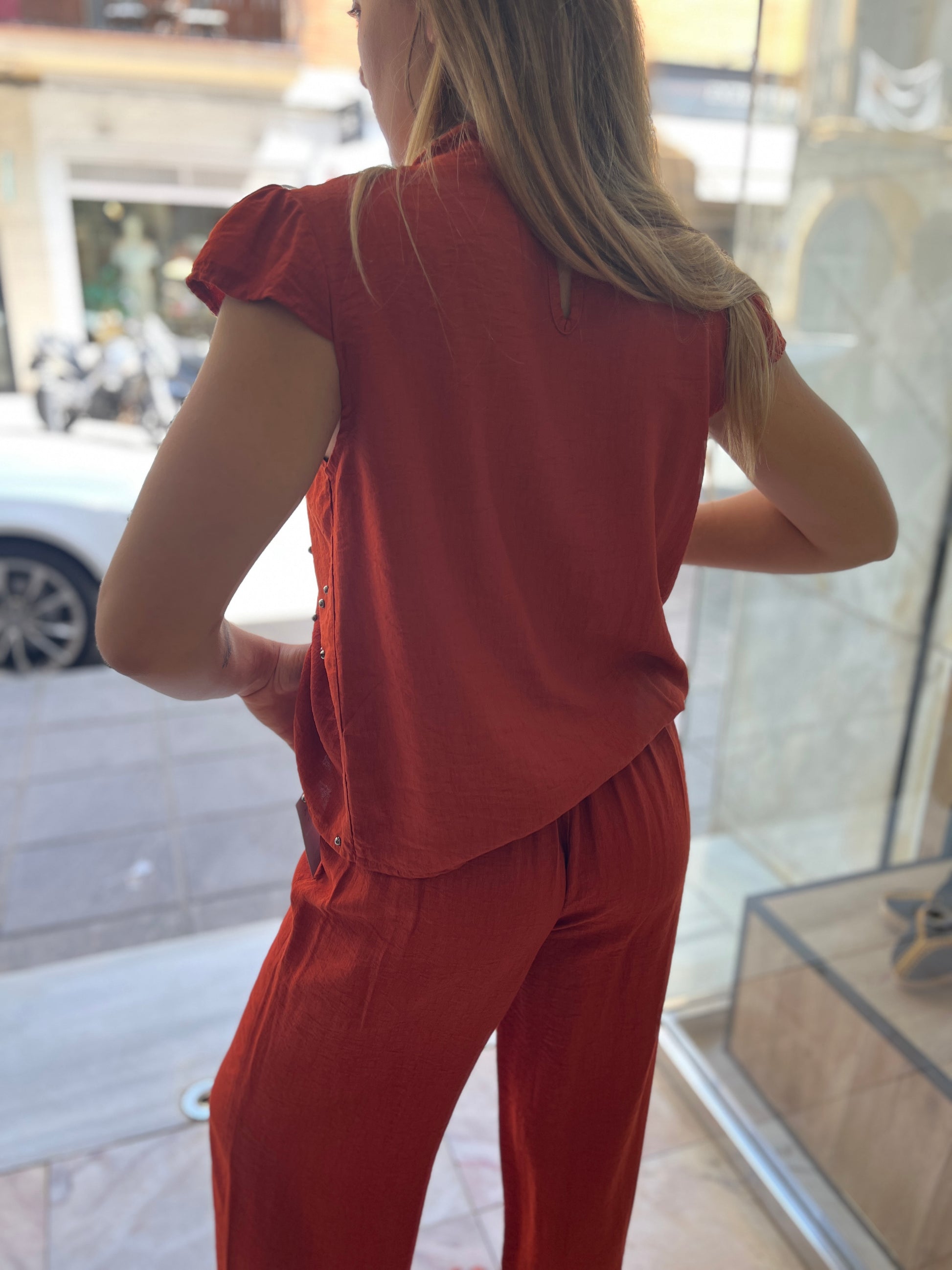 Blusa tachuelas