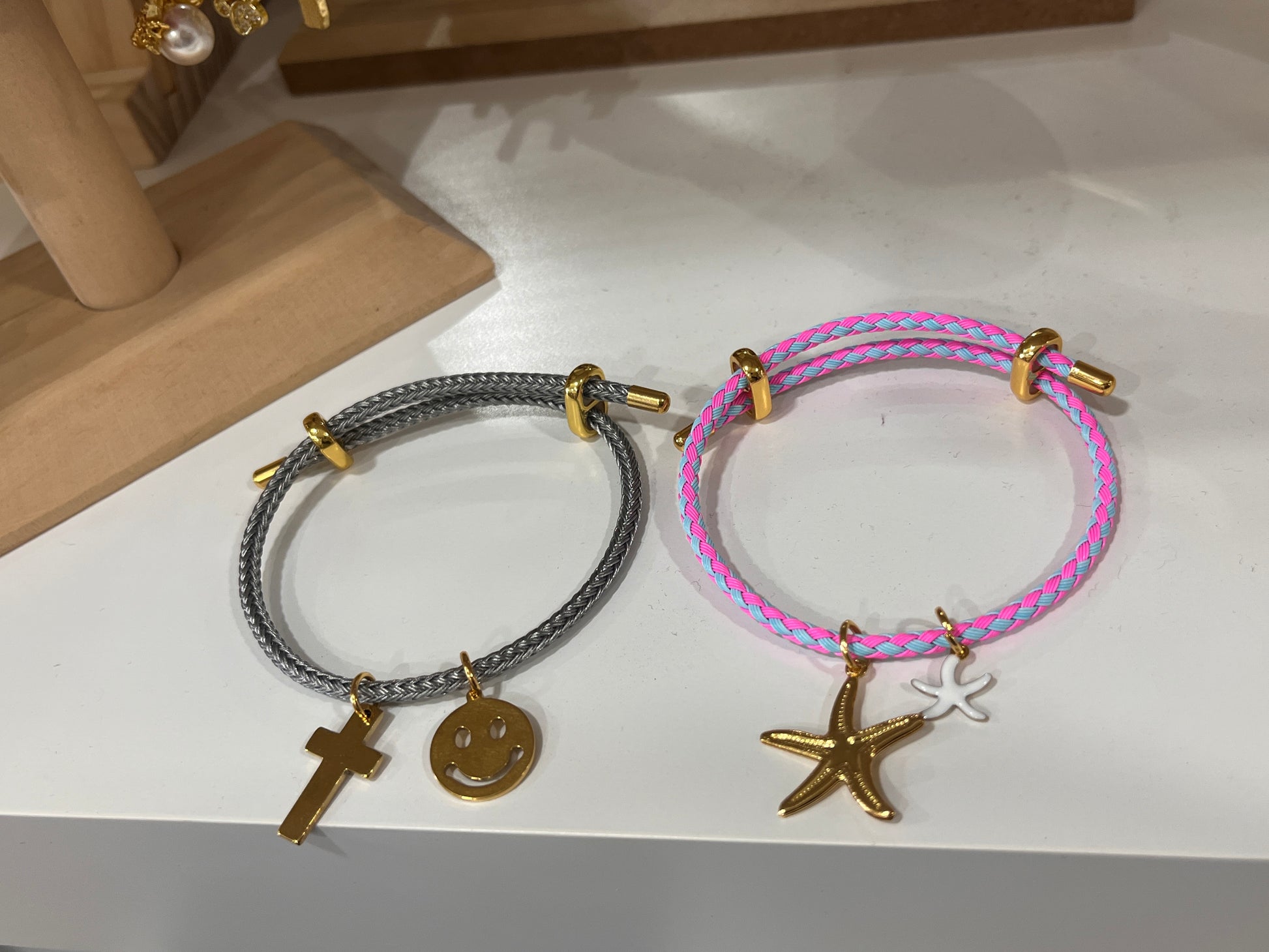 Pulsera con charms simple